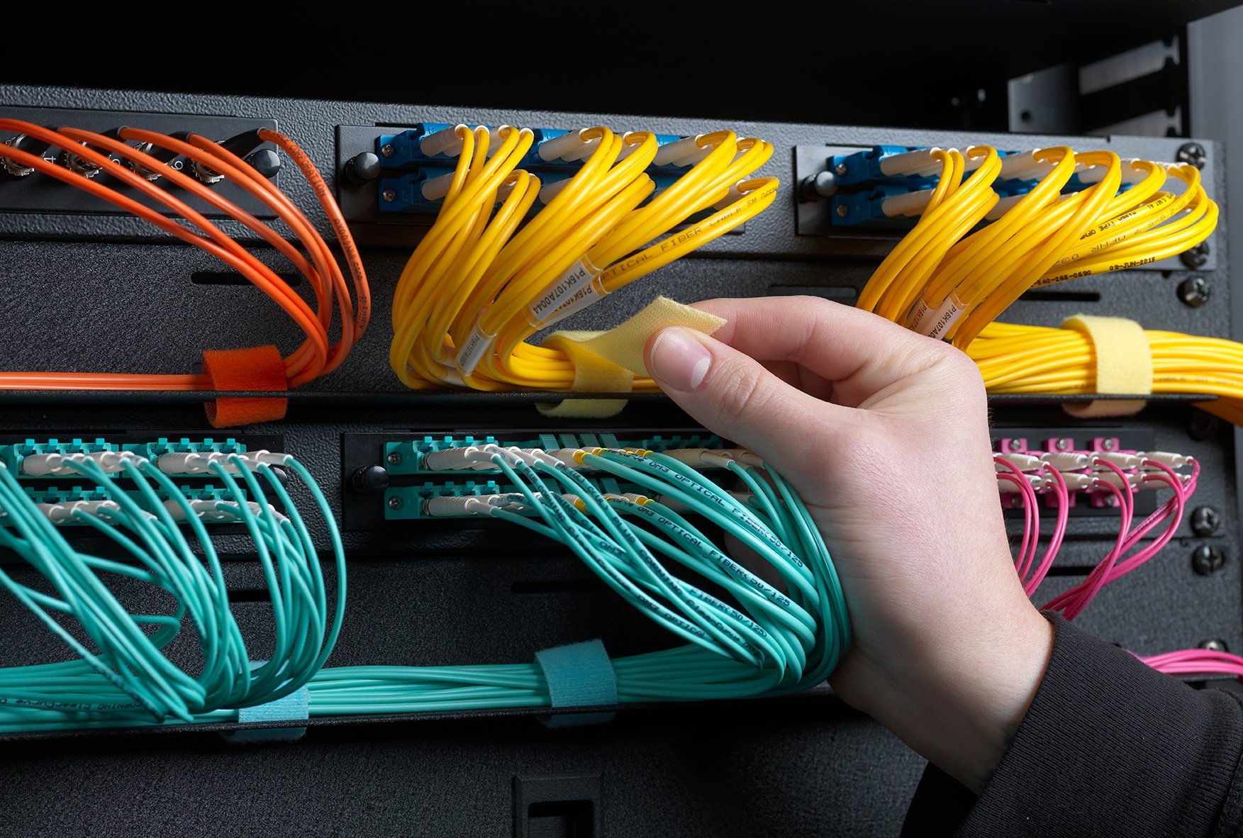 Ordine sulla scrivania: gestione dei cavi per un setup pulito