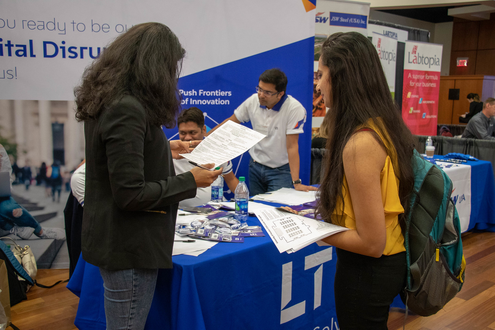 Cómo Destacar en una Feria de Empleo