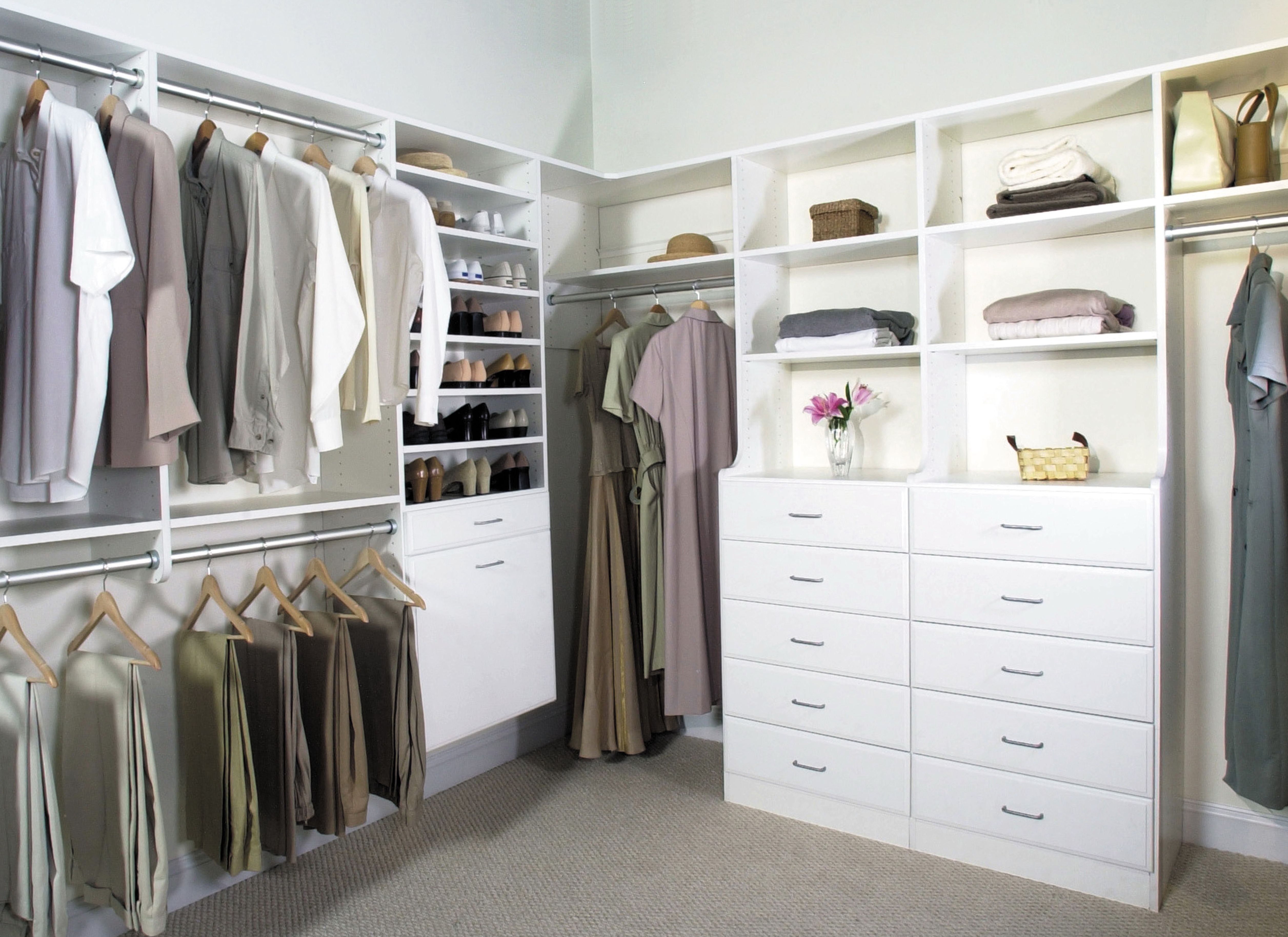 Minimalist Style: Curate a Clean, Cohesive Closet