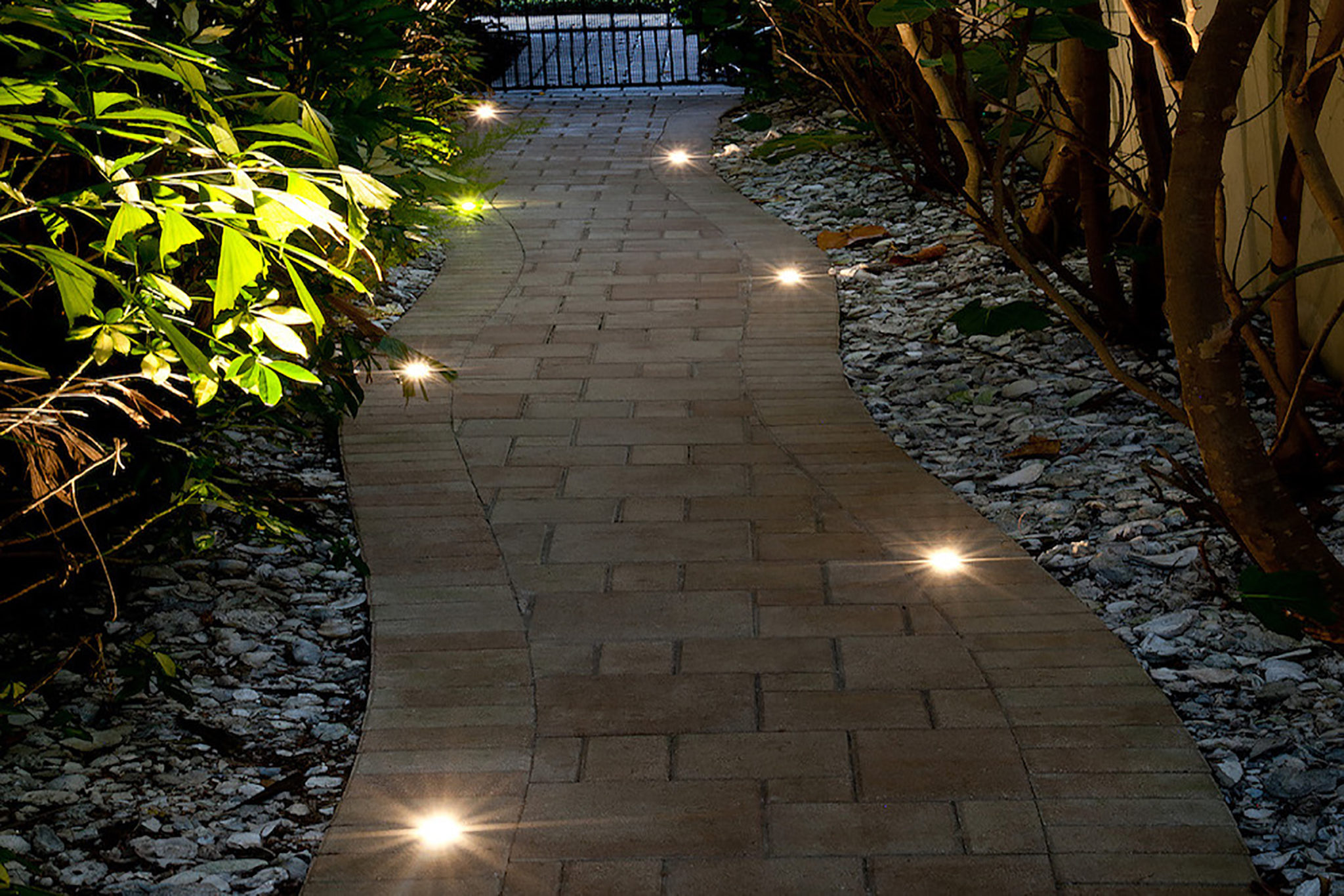 Iluminação Externa que Valoriza o Jardim e a Fachada