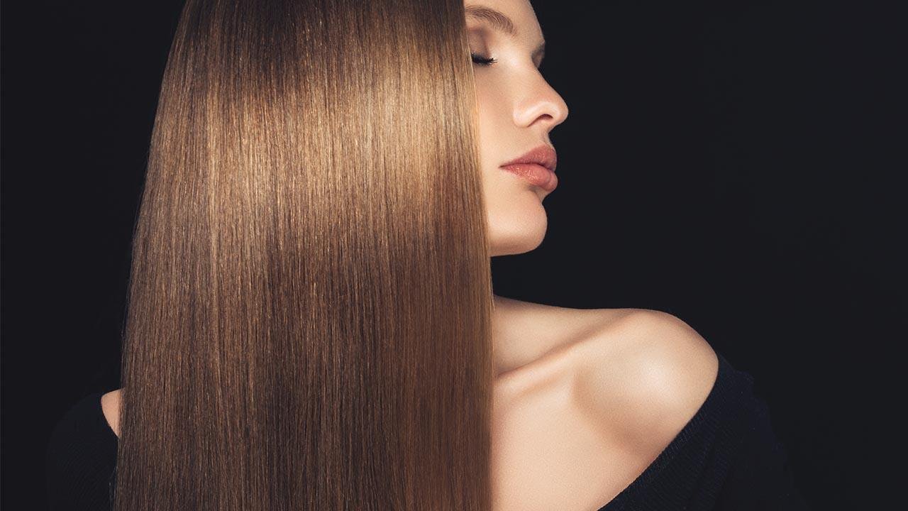 Secretos para un cabello brillante y sin frizz en casa