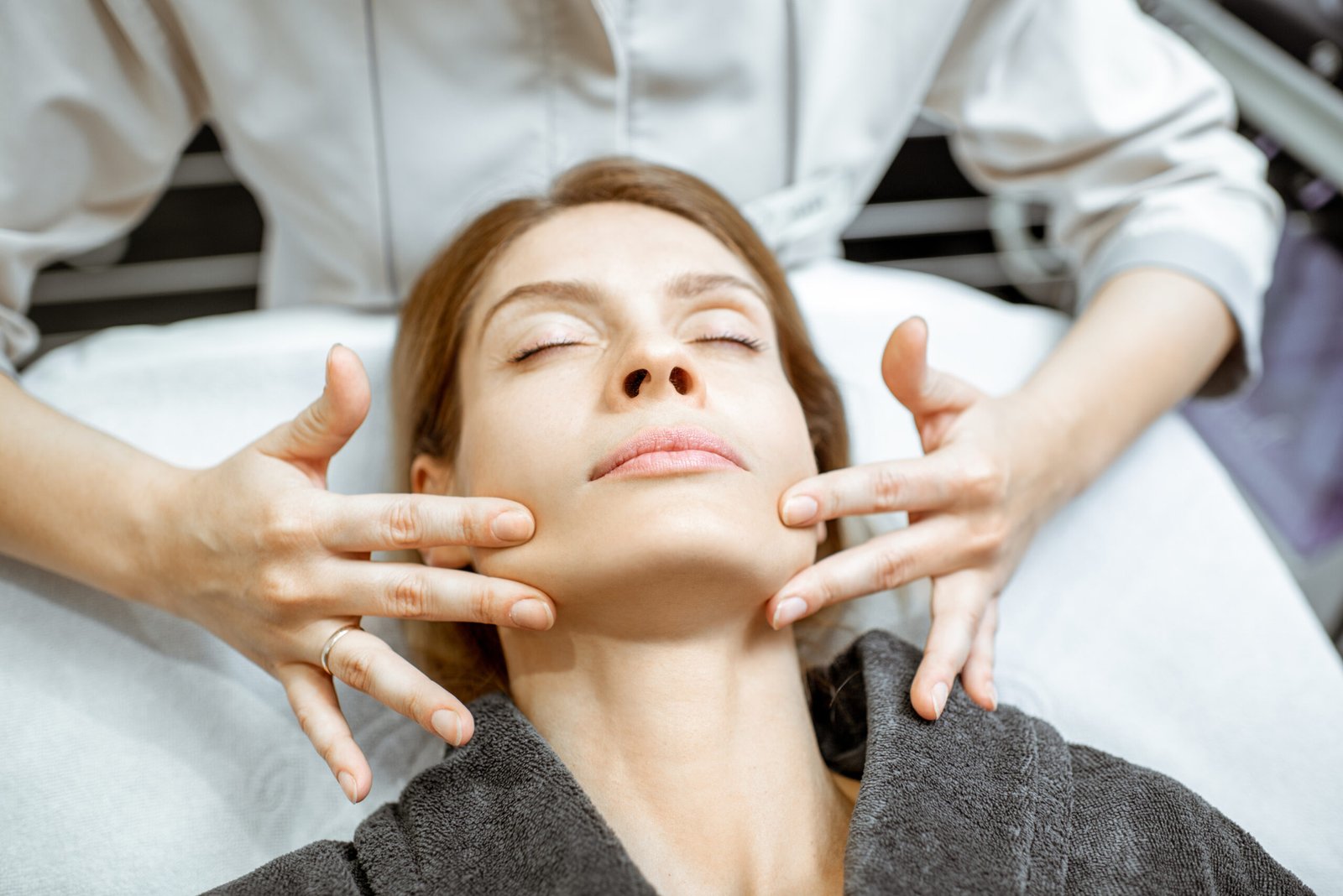 Facial Massage Techniques for a Natural Glow