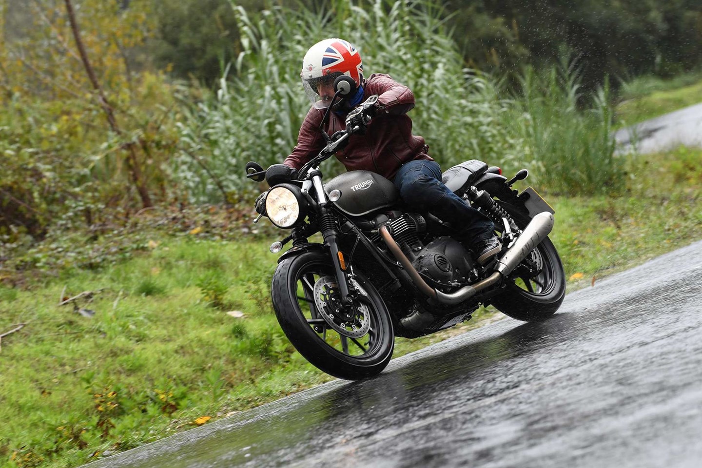 Motorrijden in de Regen: Wat Je Moet Weten
