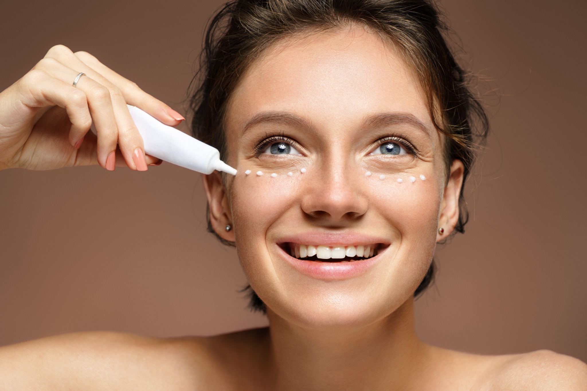 Soin du contour des yeux : prévenir cernes et poches